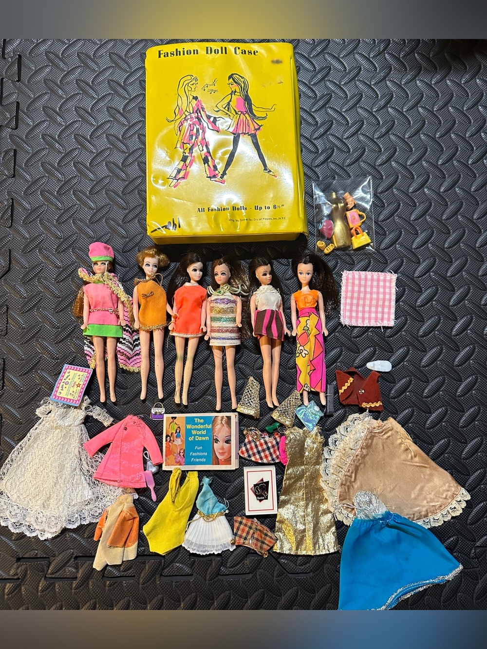 💛🩷 Vintage Dawn & Friends Topper Lot of 
Dolls With Clothes Shoes and More 1970🩷